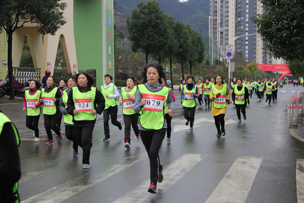图片默认标题_fororder_兴文县“工会普惠服务好·会员职工健身跑”迎新春全民跑步活动开幕式--选手跑步1