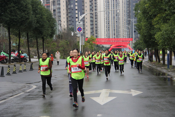 图片默认标题_fororder_兴文县“工会普惠服务好·会员职工健身跑”迎新春全民跑步活动开幕式--选手跑步-梁俊摄0