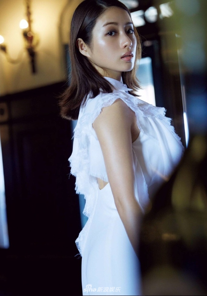 石原里美最新写真曝光 白裙灵动眼神魅惑
