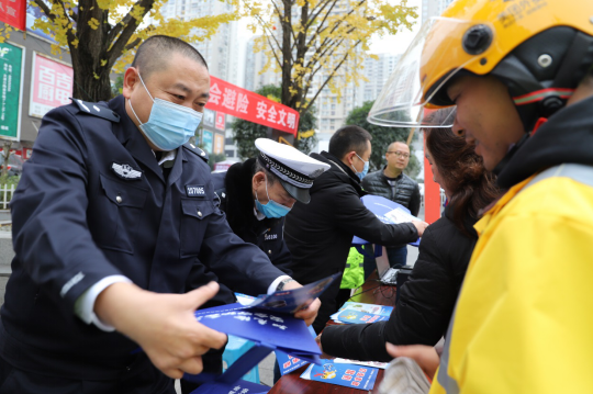 重庆大渡口区公安分局交巡警支队积极开展122全国交通安全日宣传活动