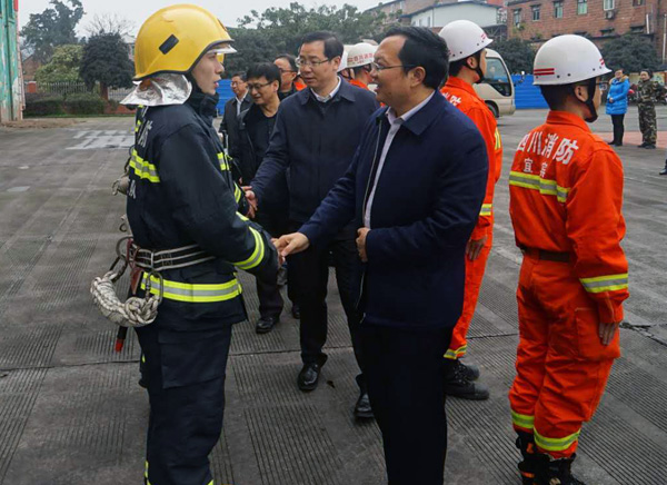 图片默认标题_fororder_曾从钦一行检查应急抢险救援及执勤战备情况