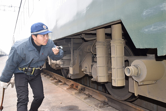 南昌铁路局：排查安全隐患 保障列车运行安全