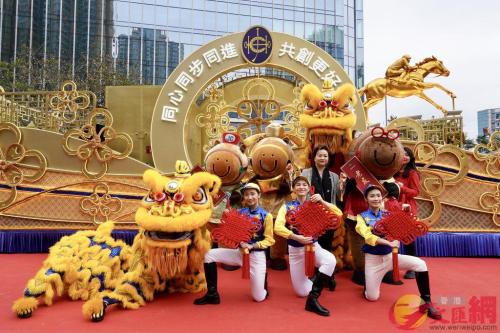 表演与互动搭配 香港9辆春节巡游花车率先亮相