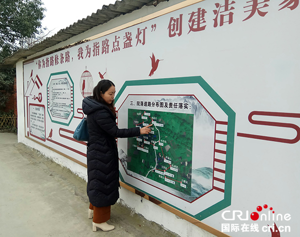 图片默认标题_fororder_指路村党总支书记邱崇云介绍道路院落分布及责任落实情况（摄影-杨建昆）