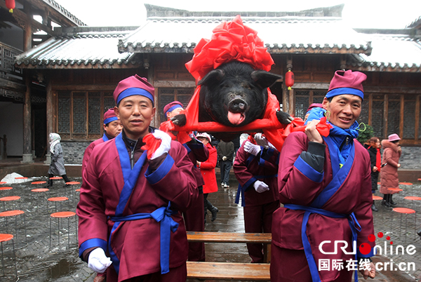 图片默认标题_fororder_抬着猪王巡街（摄影--徐琴）