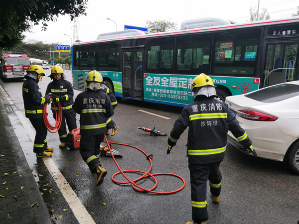 重庆高新区交巡警联合多部门开展公交车道路交通事故应急演练