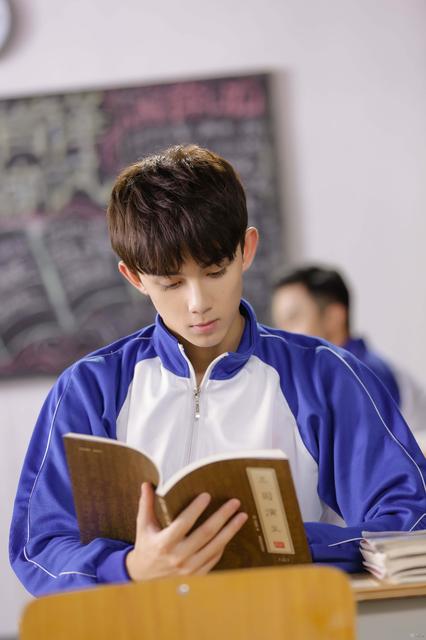 吴磊穿校服教室学习 网友：隔壁班班草本人！