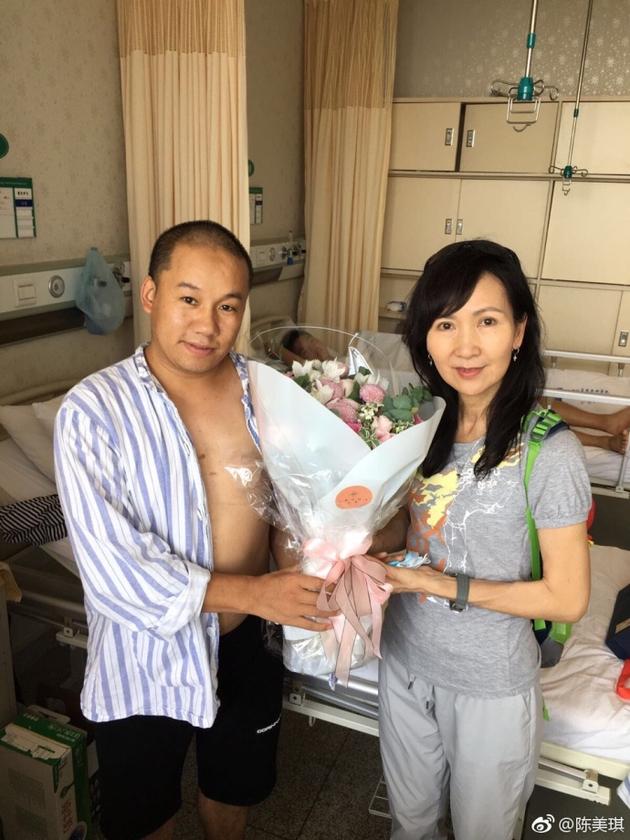 陈美琪赴成都探望九寨沟地震伤员 多年前竟合过影