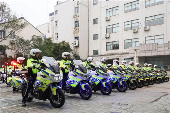苏州姑苏交警成立“铁骑队”为群众出行安全护航