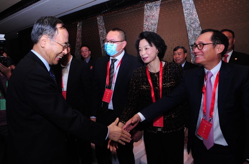 中国侨联领导在汕头会见参加峰会嘉宾.