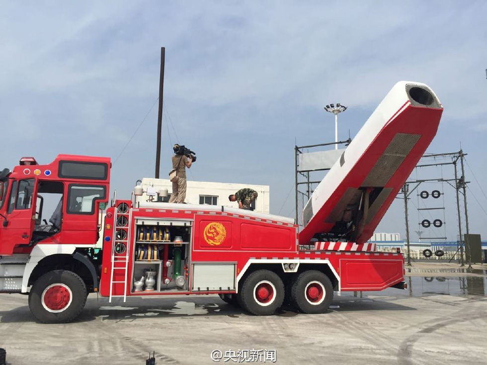 战斗机"变身"超级消防车 可覆盖300平米火场