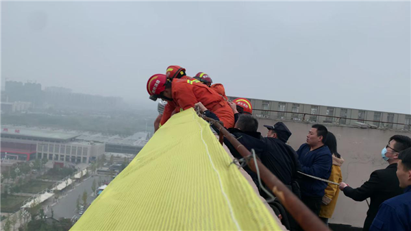 湖北荆州：男子轻生 10人拉“人链”合力救援