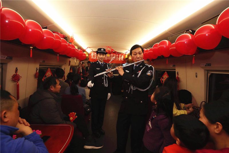 【湖北】【CRI原创】武汉铁警开展列车警民联欢活动