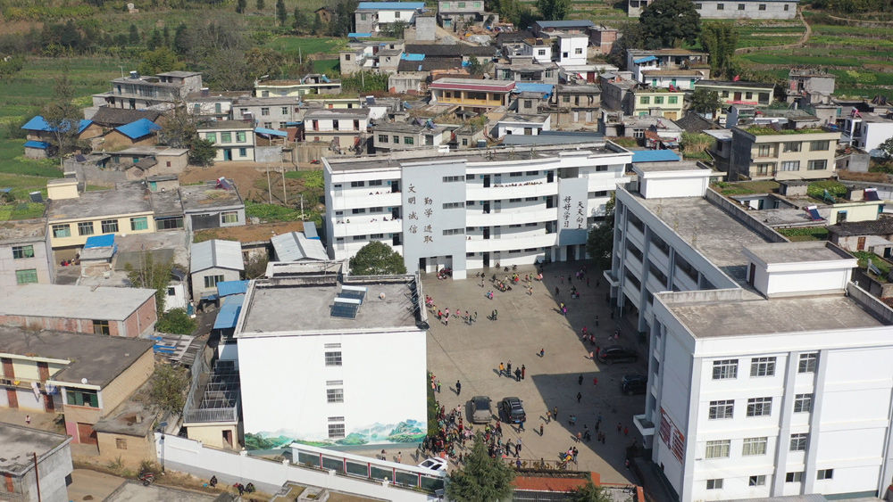 四川凉山彝族自治州普格县大坪乡中心小学(2019年12月12日摄,无人机