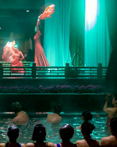 图片默认标题_fororder_游客边泡温泉边欣赏文艺表演