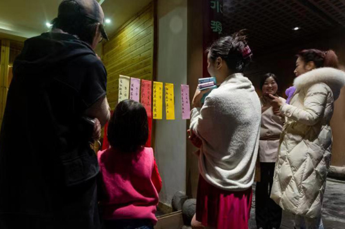 图片默认标题_fororder_游客猜灯谜