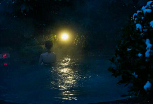 图片默认标题_fororder_游客在冰雪中享受泡温泉的乐趣