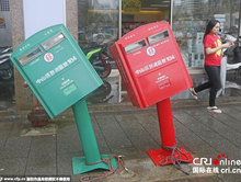 台北两邮筒被台风吹歪 或原样保留作纪念