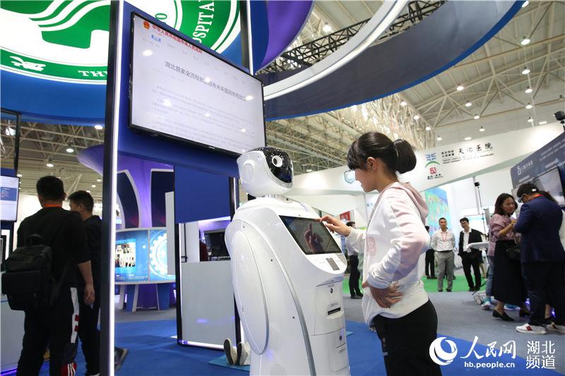 2000家大健康企业在武汉亮相 未来医院演绎医疗“黑科技”