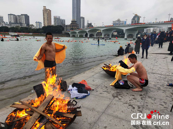 3000多名“泳士”邕江冬泳庆元旦 3000多名“泳士”邕江冬泳庆元旦