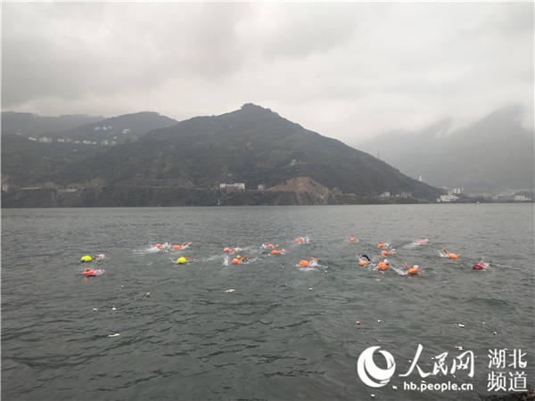 百人横渡西陵峡 浪花飞溅九月红