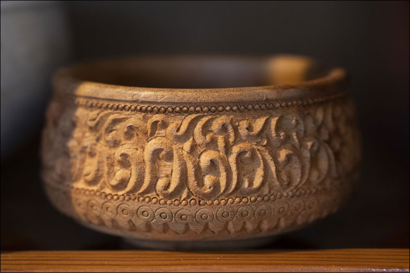 ช่างไม้ชาวอุยกูร์เปิดสตูดิโอแกะสลักไม้ช่วยชาวบ้านสร้างรายได้