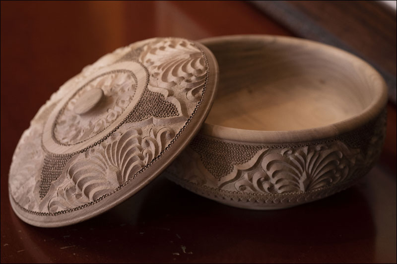 ช่างไม้ชาวอุยกูร์เปิดสตูดิโอแกะสลักไม้ช่วยชาวบ้านสร้างรายได้