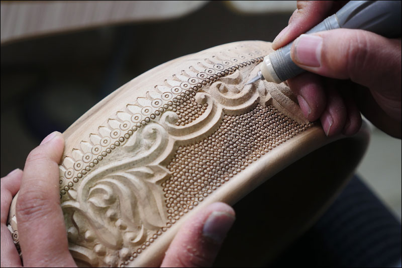 ช่างไม้ชาวอุยกูร์เปิดสตูดิโอแกะสลักไม้ช่วยชาวบ้านสร้างรายได้