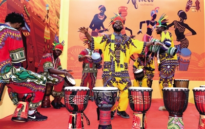 【河南在线-文字列表】【移动端-文字列表】带上身份证就可逛投洽会 进口商品琳琅满目引围观