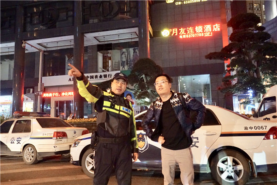 【法制安全】洪崖洞景区人气火爆 重庆渝中民警为游客护航