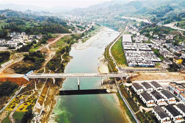 阿蓬江上建“乡村振兴”桥