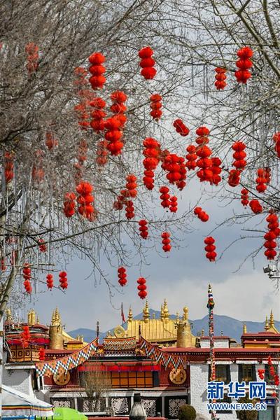 大昭寺外掛起紅燈籠（2月24日攝）。 當(dāng)日是藏歷新年初一，西藏各地群眾歡度藏歷新年。受新冠肺炎疫情影響，當(dāng)?shù)靥岢娫挵菽辍⑸俪鲩T(mén)、不聚集，居家享受新年樂(lè)趣。 新華社記者 普布扎西 攝