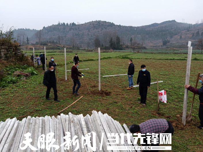 "万塘蔬菜基地是许家坝镇双坝坝区的主导产业,在镇党委政府指导下,万