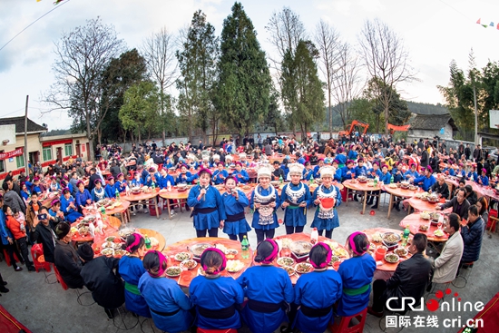 贵州天柱：千名苗族群众同吃年夜大餐