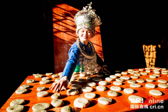 贵州天柱：千名苗族群众同吃年夜大餐