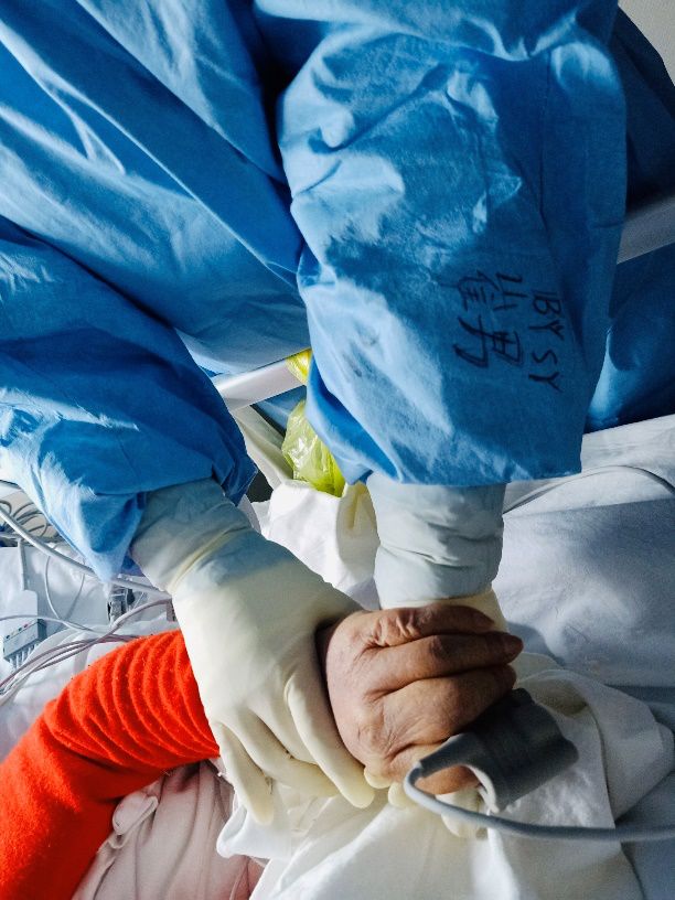 【健康报】【你有多美】援鄂日志｜奶奶，握住我的手，我一定不会