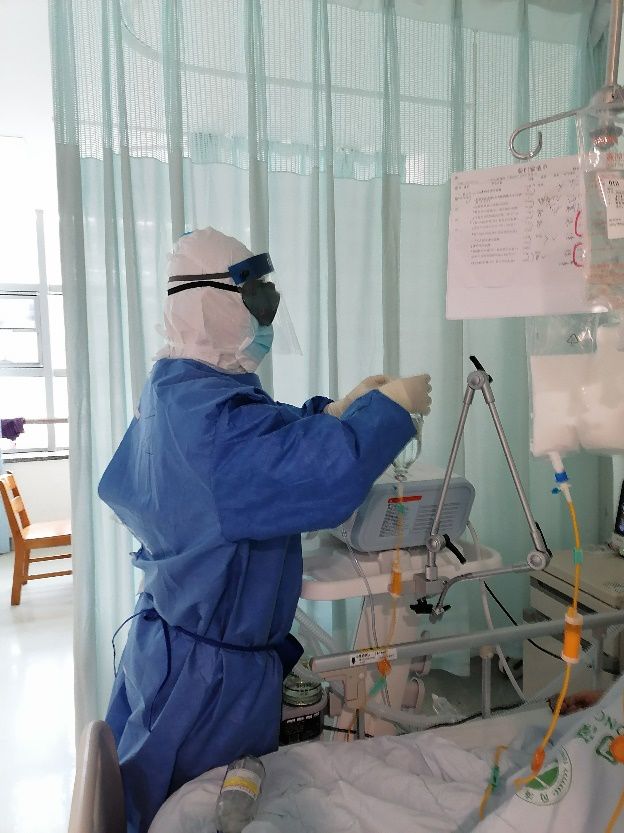 【健康报】【你有多美】援鄂日志｜奶奶，握住我的手，我一定不会