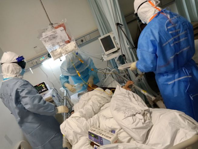 【健康报】【你有多美】援鄂日志｜奶奶，握住我的手，我一定不会