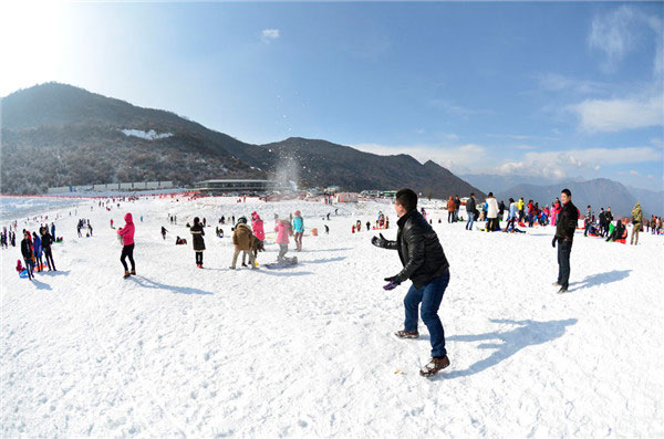 四川茂县大力发展冬季旅游 推动冰天雪地变“金山银山”
