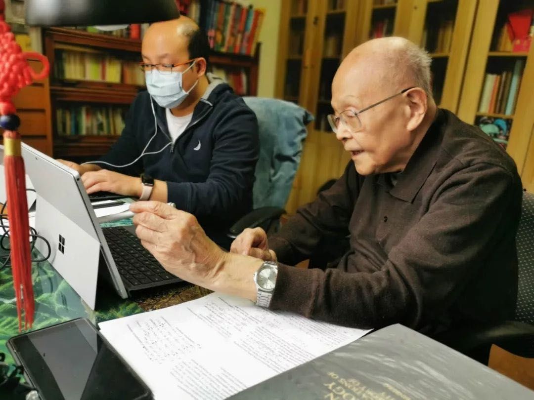 「经济日报」95岁清华教授开直播授课上热搜，网友：我再也不逃网