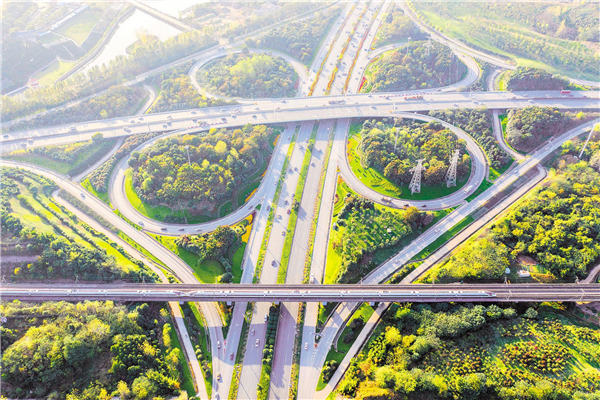 武汉城市圈大通道、百里长江生态廊道两大重点工程同日开建