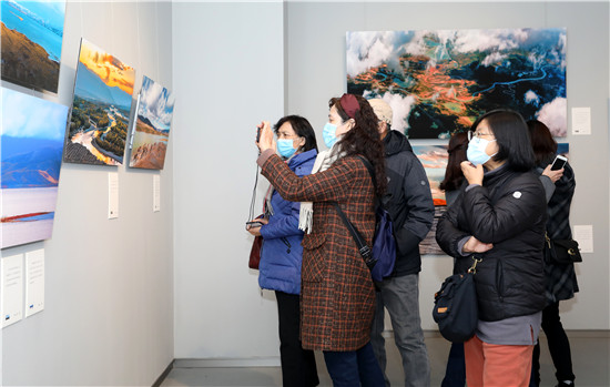 “黄河两岸是故乡”大型摄影主题展览在郑州开幕