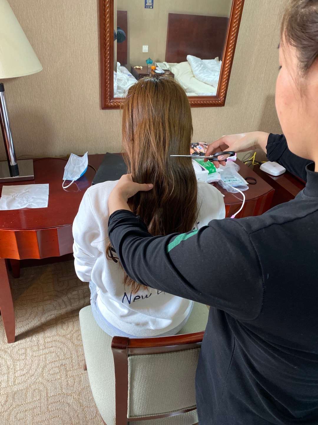 中新网@抗疫护士“满月记”：工作高度紧张 剪去十几年长发