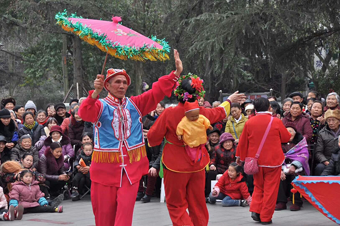 图片默认标题_fororder_1月29日，四川省眉山市彭山区百姓自发表演活动欢庆春节。图为当地民俗节目“回娘家”。（摄影--刘刚）