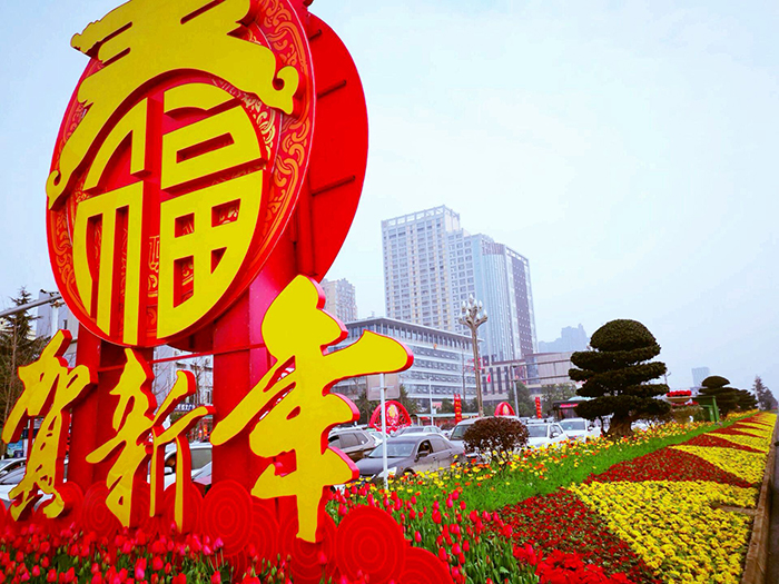 图片默认标题_fororder_2019年春节前夕，眉山市仁寿县城各类以“贺新年”为主题的鲜花造型亮相仁寿城区。公园、广场、道路两旁各式各样、绚丽多彩的鲜花和红红的灯笼让人感受到了浓浓的年味。图为仁寿县城区新摆放的鲜花造型。（摄影-郑建超）