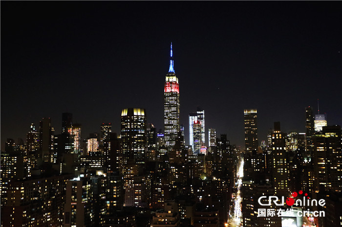 图片默认标题_fororder_2019年2月4日至5日晚间，纽约著名地标建筑帝国大厦点亮红、蓝、黄为主色的吉祥彩灯，庆祝中国农历新春。（摄影：钱珊铭）``