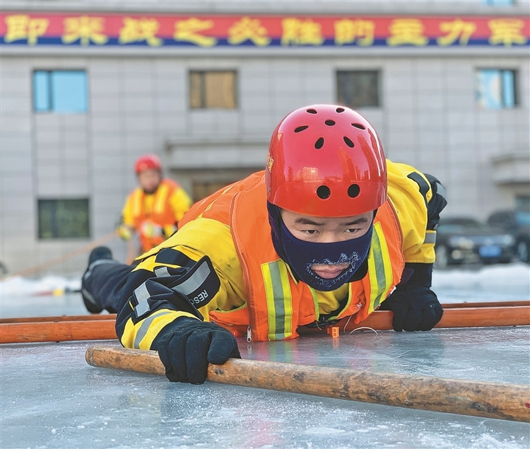 哈尔滨市消防救援支队开展冰雪季救援专项训练