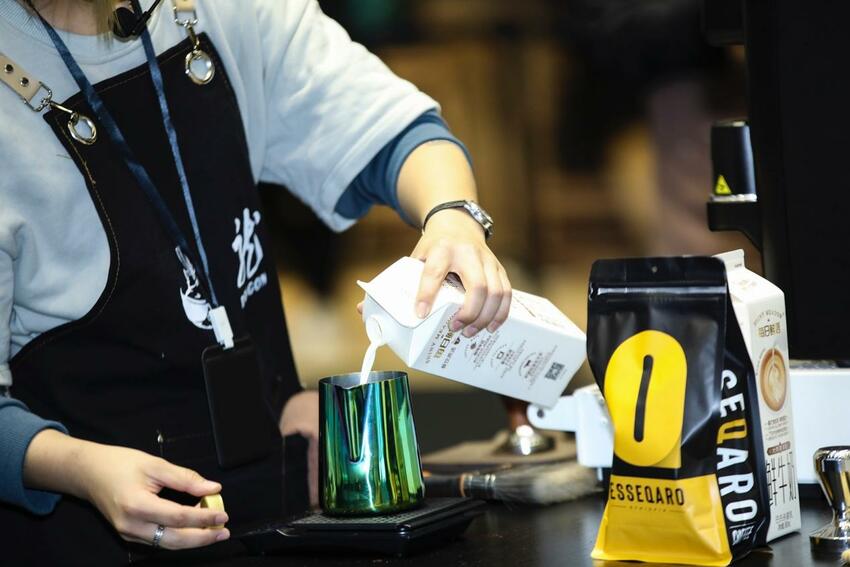 每日鲜语大师尊享版鲜牛奶亮相第三届上海咖啡大师赛决赛
