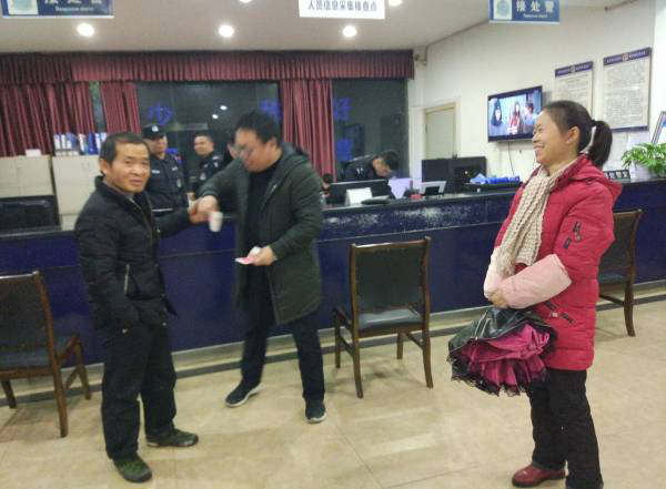 图片默认标题_fororder_李杨东（左一）拒绝失主的酬谢。