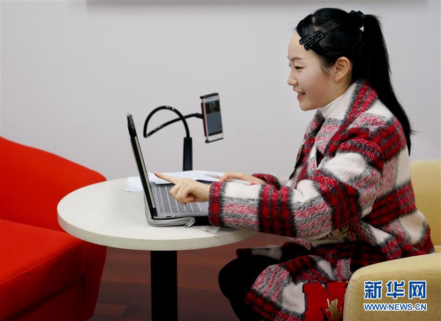 新华网：上海中小学在线教育开播首节试播课